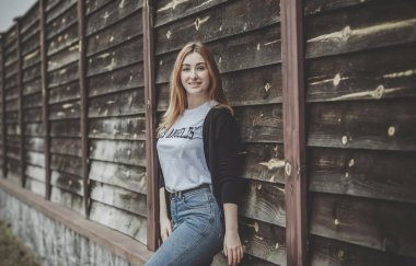 Modayı takip eden genç bir kız, modern bir tarz, moda ve sokak modası.