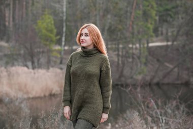 Modayı takip eden genç bir kız, modern bir tarz, moda ve sokak modası.