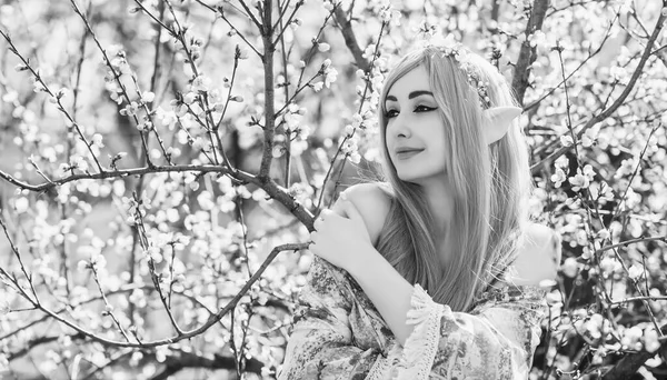 庭の自己の女性 コスプレ ハロウィン アイデア — ストック写真