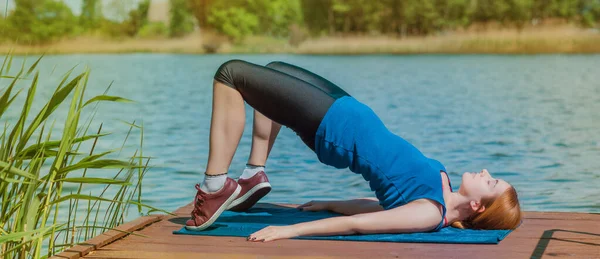 Ženský Trénink Cvičení Přírodě Ztráta Tělesné Hmotnosti Wellness Tvar Karanténě — Stock fotografie