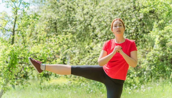 Ženský Trénink Cvičení Přírodě Ztráta Tělesné Hmotnosti Wellness Tvar Karanténě — Stock fotografie