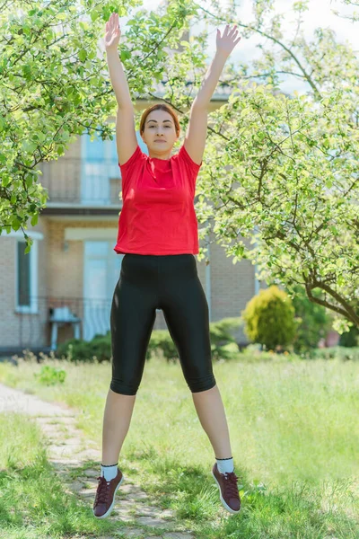 女性の訓練 自然の中で演習を行います 体重の健康時間を失います 隔離後の形状 — ストック写真