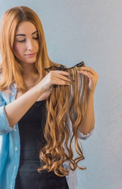 Peruklu, peruklu, sentetik ve doğal saçlı bir kadın. Kadınların güzellik anlayışı