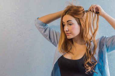 Peruklu, peruklu, sentetik ve doğal saçlı bir kadın. Kadınların güzellik anlayışı