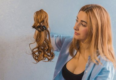 Peruklu, peruklu, sentetik ve doğal saçlı bir kadın. Kadınların güzellik anlayışı