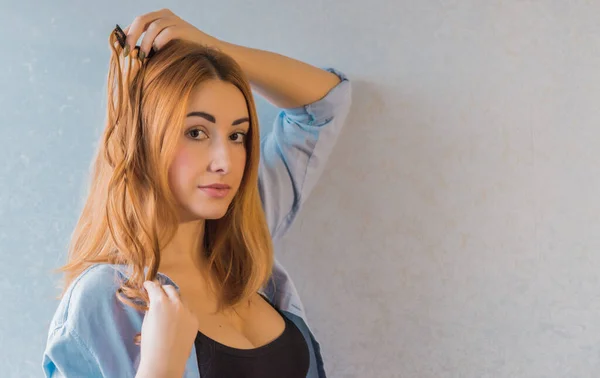 Mulher Com Perucas Perna Cabelo Sintético Natural Conceito Beleza Feminina — Fotografia de Stock