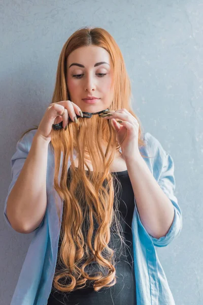 Peruklu Peruklu Sentetik Doğal Saçlı Bir Kadın Kadınların Güzellik Anlayışı — Stok fotoğraf
