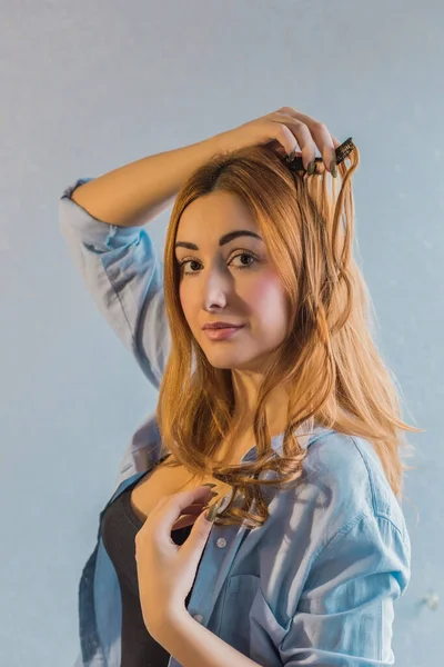 Mulher Com Perucas Perna Cabelo Sintético Natural Conceito Beleza Feminina — Fotografia de Stock