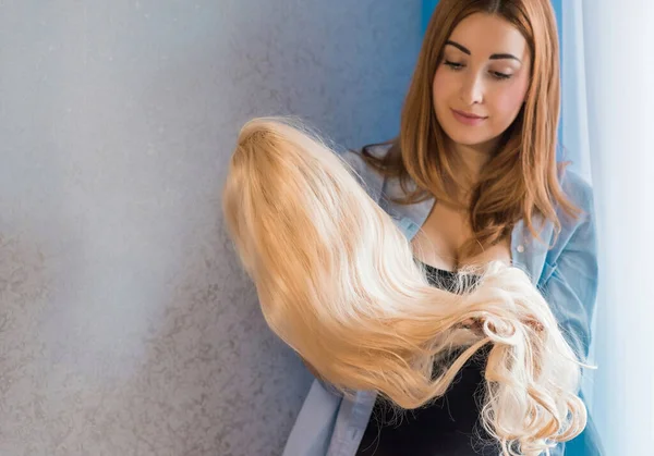 Žena Parukou Parukou Syntetickými Přirozenými Vlasy Dámské Krásy Koncept — Stock fotografie