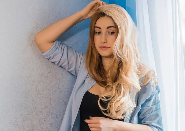 Vrouw Met Pruiken Wig Synthetisch Natuurlijk Haar Vrouwenschoonheidsconcept — Stockfoto