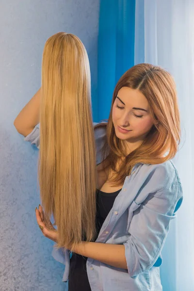 Femme Avec Une Perruque Perruque Cheveux Syntétiques Naturels Concept Beauté — Photo