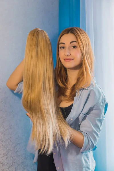 Mulher Com Perucas Perna Cabelo Sintético Natural Conceito Beleza Feminina — Fotografia de Stock