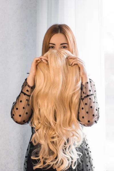 ウィッグ ウィッグ 合成毛 天然毛の女性 女性の美の概念 — ストック写真