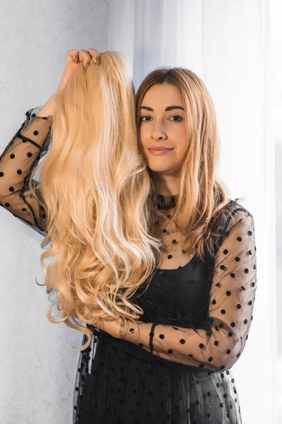 Mulher Com Perucas Perna Cabelo Sintético Natural Conceito Beleza Feminina — Fotografia de Stock