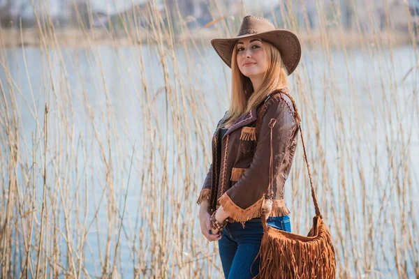 Mädchen Amerikanischen Landhausstil Mit Boho Lederjacke Und Cowboyhut Der Natur — Stockfoto