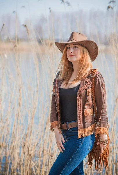 Flicka Amerikansk Lantlig Stil Läder Boho Jacka Och Cowboy Hatt — Stockfoto