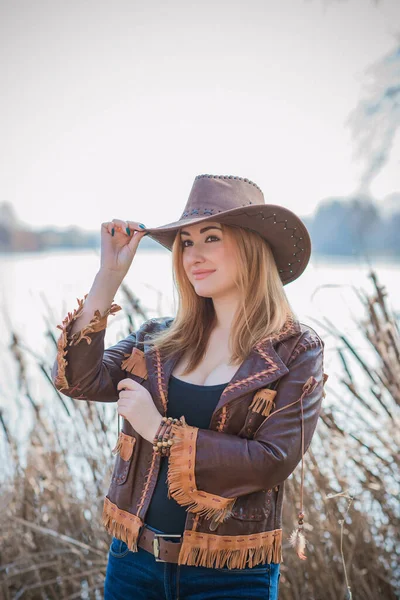 Flicka Amerikansk Lantlig Stil Läder Boho Jacka Och Cowboy Hatt — Stockfoto