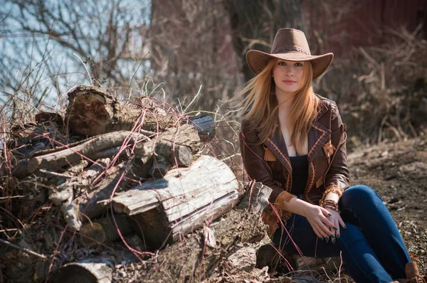 Flicka Amerikansk Lantlig Stil Läder Boho Jacka Och Cowboy Hatt — Stockfoto