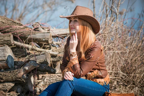 Mädchen Amerikanischen Landhausstil Mit Boho Lederjacke Und Cowboyhut Der Natur — Stockfoto