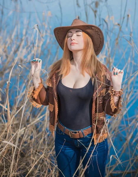 女の子でアメリカのカントリースタイルの革のBohoジャケットとカウボーイハットで自然 — ストック写真