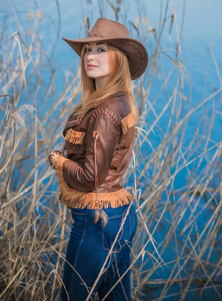 Meisje Amerikaanse Land Stijl Lederen Boho Jas Cowboy Hoed Natuur — Stockfoto