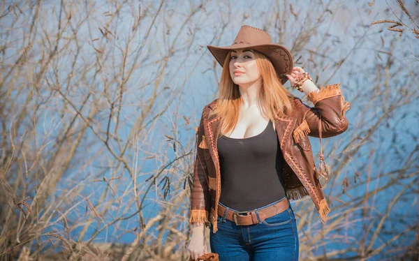 Chica Estilo Americano Chaqueta Boho Cuero Estilo Country Sombrero Vaquero —  Fotos de Stock