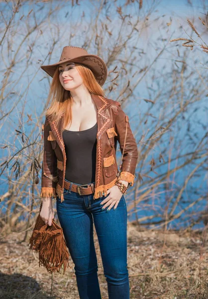 Flicka Amerikansk Lantlig Stil Läder Boho Jacka Och Cowboy Hatt — Stockfoto