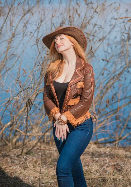 穿着美国乡村风格皮夹克 头戴牛仔帽的女孩 — 图库照片