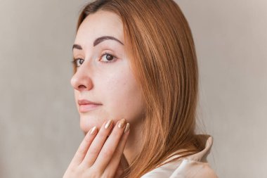 Deri döküntülerine, sivilcelere, akne yaralarına, sağlıklı cilt konseptine, dermatolojiye ve kozmetolojiye eğilimli.