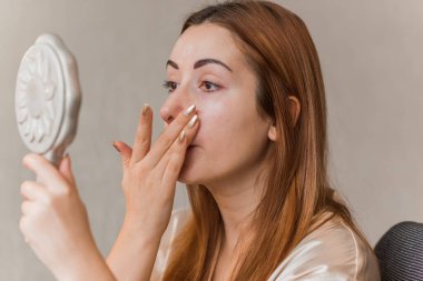 Deri döküntülerine, sivilcelere, akne yaralarına, sağlıklı cilt konseptine, dermatolojiye ve kozmetolojiye eğilimli.