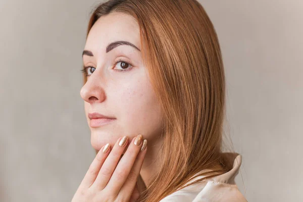 Deri döküntülerine, sivilcelere, akne yaralarına, sağlıklı cilt konseptine, dermatolojiye ve kozmetolojiye eğilimli.