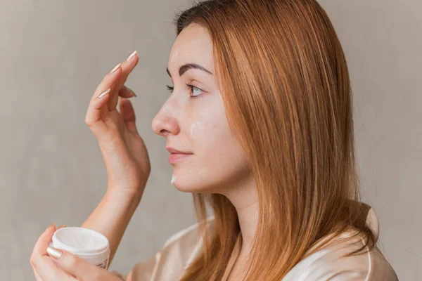 Deri döküntülerine, sivilcelere, akne yaralarına, sağlıklı cilt konseptine, dermatolojiye ve kozmetolojiye eğilimli.