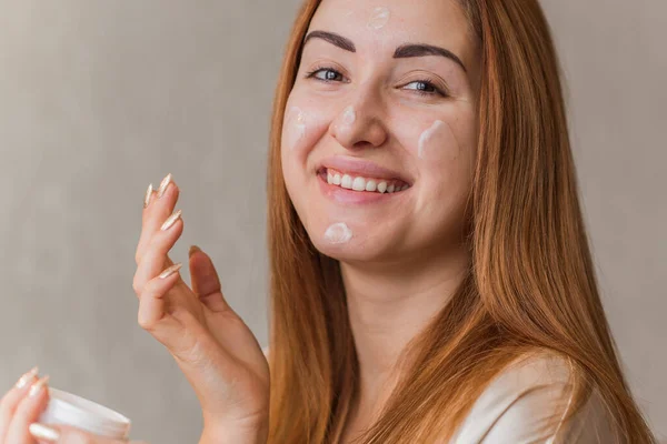 Deri döküntülerine, sivilcelere, akne yaralarına, sağlıklı cilt konseptine, dermatolojiye ve kozmetolojiye eğilimli.