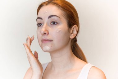 Deri döküntülerine, sivilcelere, akne yaralarına, sağlıklı cilt konseptine, dermatolojiye ve kozmetolojiye eğilimli.