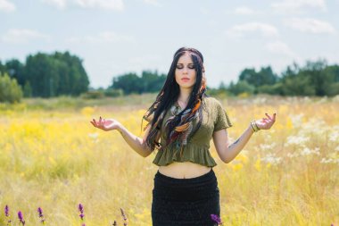 Kadınlardaki bohem tüyler bak, saç için aksesuar, kıyafet için moda ayrıntıları.