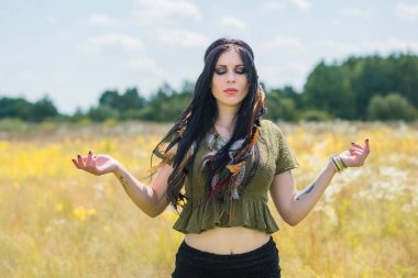 Kadınlardaki bohem tüyler bak, saç için aksesuar, kıyafet için moda ayrıntıları.