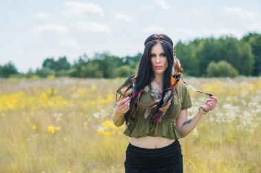 Kadınlardaki bohem tüyler bak, saç için aksesuar, kıyafet için moda ayrıntıları.