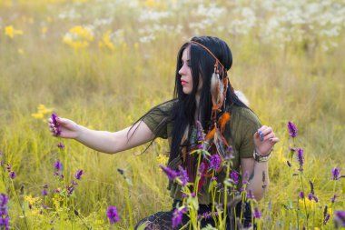 Kadınlardaki bohem tüyler bak, saç için aksesuar, kıyafet için moda ayrıntıları.