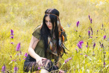 Kadınlardaki bohem tüyler bak, saç için aksesuar, kıyafet için moda ayrıntıları.