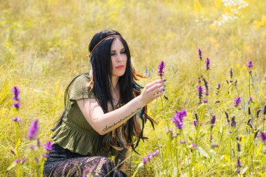 Kadınlardaki bohem tüyler bak, saç için aksesuar, kıyafet için moda ayrıntıları.