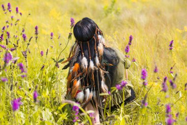 Kadınlardaki bohem tüyler bak, saç için aksesuar, kıyafet için moda ayrıntıları.