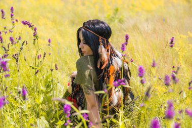 Kadınlardaki bohem tüyler bak, saç için aksesuar, kıyafet için moda ayrıntıları.