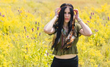 Kadınlardaki bohem tüyler bak, saç için aksesuar, kıyafet için moda ayrıntıları.