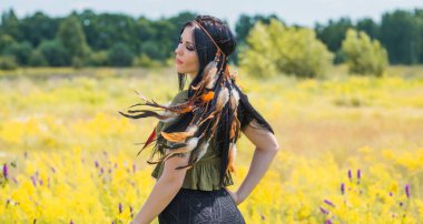 Kadınlardaki bohem tüyler bak, saç için aksesuar, kıyafet için moda ayrıntıları.