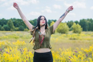 Kadınlardaki bohem tüyler bak, saç için aksesuar, kıyafet için moda ayrıntıları.