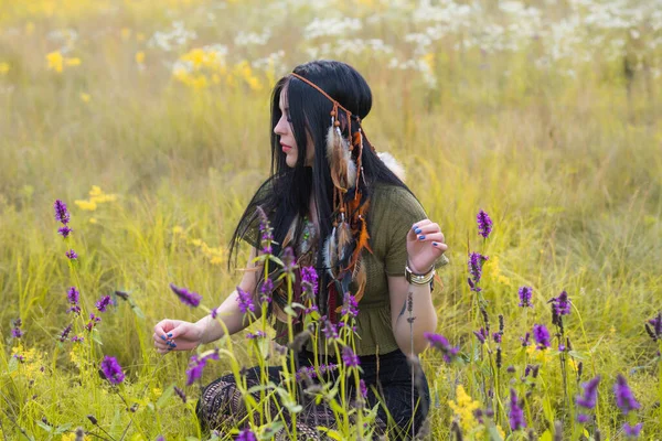 Kadınlardaki bohem tüyler bak, saç için aksesuar, kıyafet için moda ayrıntıları.