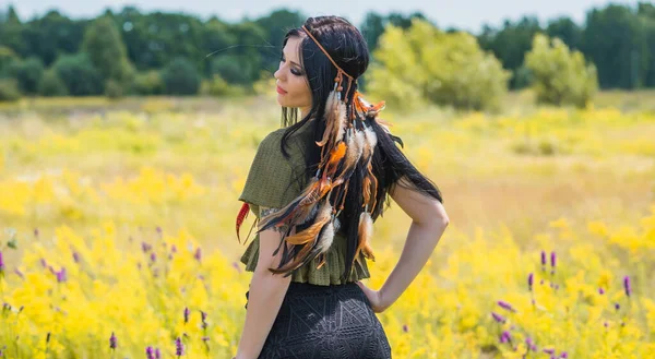 Czeskie Pióra Kobiet Wyglądają Akcesoria Włosów Szczegóły Mody Strój — Zdjęcie stockowe
