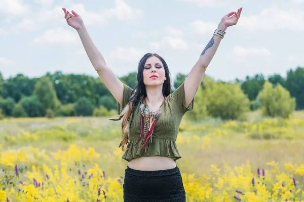 Plumes Bohème Dans Look Des Femmes Accessoiriser Pour Les Cheveux — Photo