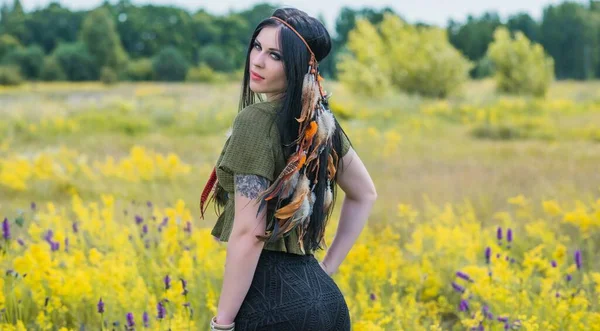 Kadınlardaki bohem tüyler bak, saç için aksesuar, kıyafet için moda ayrıntıları.