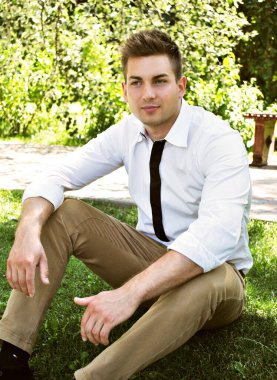 Sokaktaki modern yakışıklı adam, açık hava portresi, modern insanların yaşam tarzı